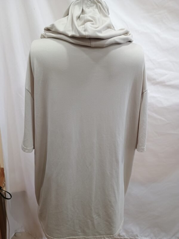 Vestido oversize con capucha