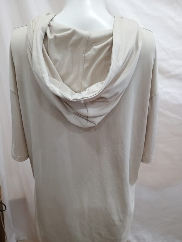 Vestido oversize con capucha