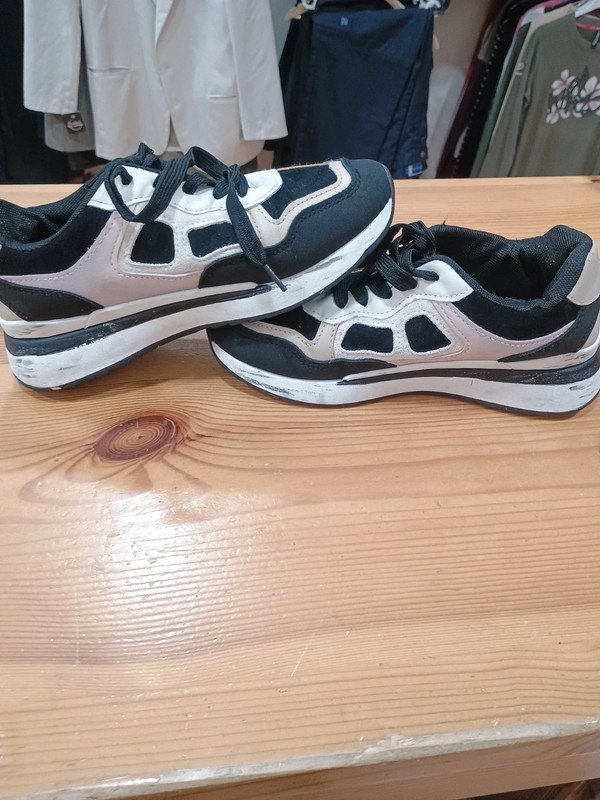 05c8240c-3ce6-49b2-8ec2-892587db4cb0.jpeg Zapatillas casual negras, beige y blancas – Talla 38