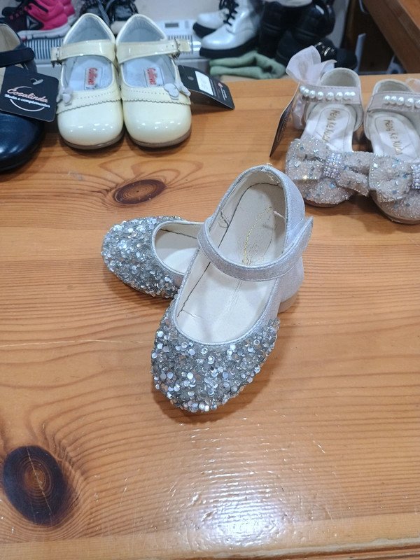 084161f3-607c-4a66-83d2-8f1ed7b89c50.jpeg Zapatos niña plateados con brillo – talla 24 – ceremonia / fiesta