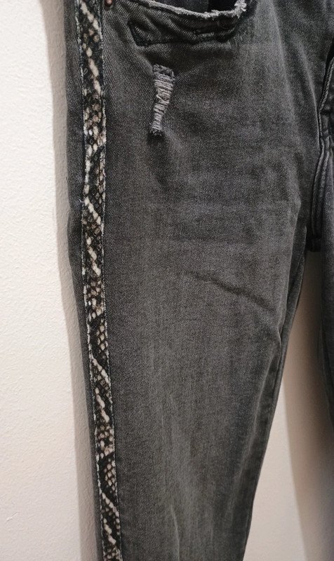 159d9eca-b4ae-4464-8d29-5227d5eae9f4.jpeg "Zara" "T38" vaqueros gris oscuro con roto y lateral snake – 5 euros