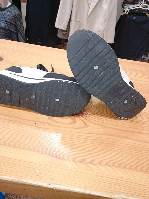 1977d811-1df4-4388-9228-80e03c88fca9.jpeg Zapatillas casual negras, beige y blancas – Talla 38