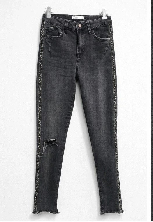 1fecca63-600f-496b-bdd2-51e8b38d8016.jpeg "Zara" "T38" vaqueros gris oscuro con roto y lateral snake – 5 euros