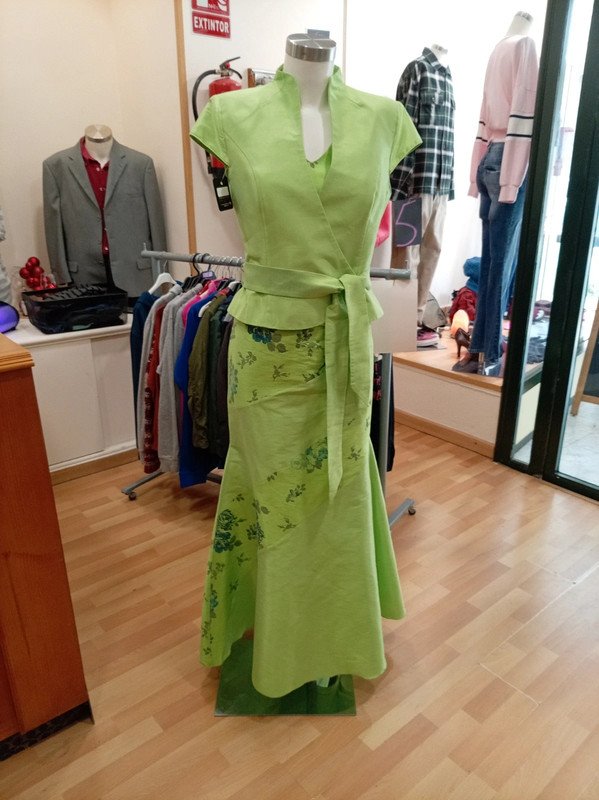 21426fd9-fb6a-4dba-9bad-fac7237aa3cb.jpeg Vestido largo y chaquetilla Bambola talla 42– Elegante y favorecedor