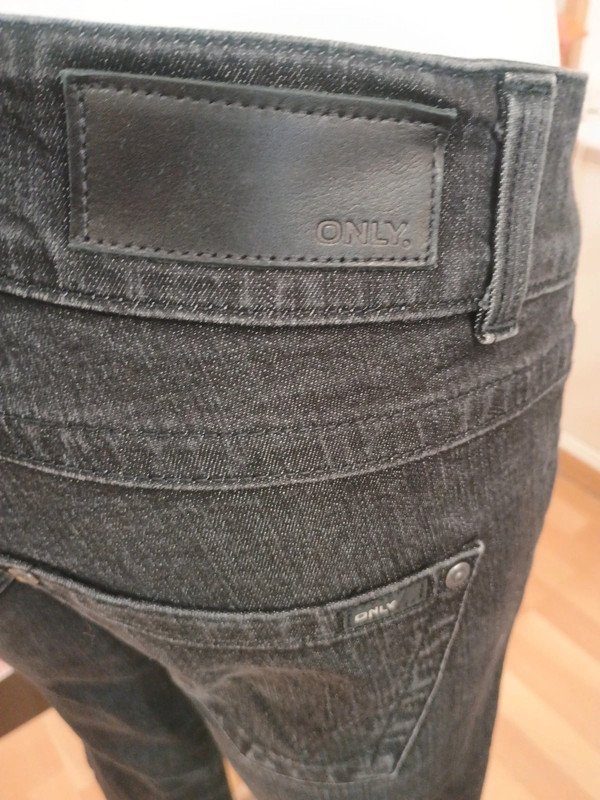 Jeans negros ONLY – Talla 38 – Corte recto