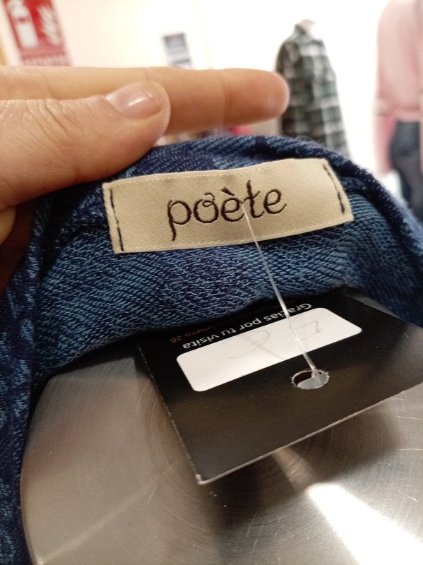 250aaf37-53fe-44de-84e2-c339a07b9239.jpeg Vestido azul marino efecto encaje – corte evasé – marca Poète