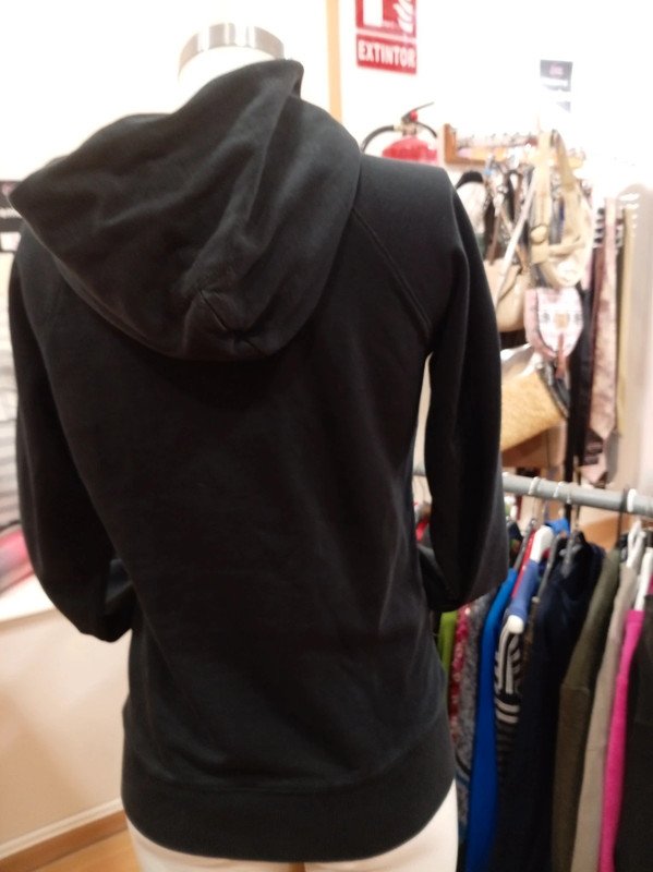 Sudadera negra con capucha