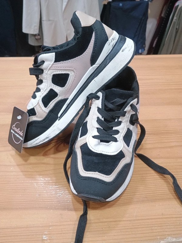 27054faa-1866-4cae-a76a-3f8d865cc77f.jpeg Zapatillas casual negras, beige y blancas – Talla 38
