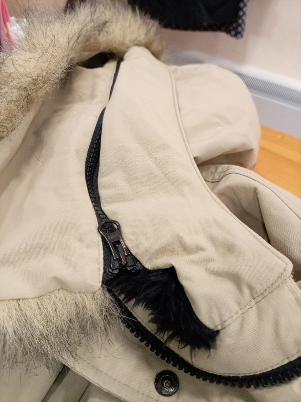 28a52f70-6593-47f1-8ecf-daf8916af79d.jpeg Parka Carhartt beige con capucha