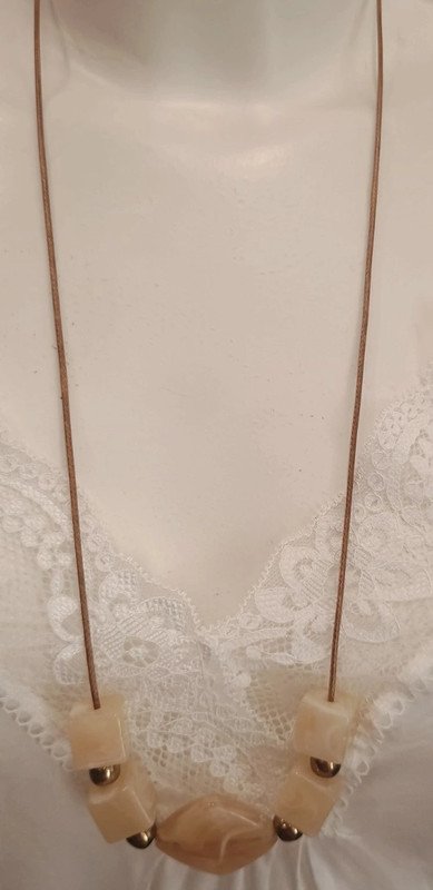 Collar beige efecto nácar y dorado estilo minimal elegante