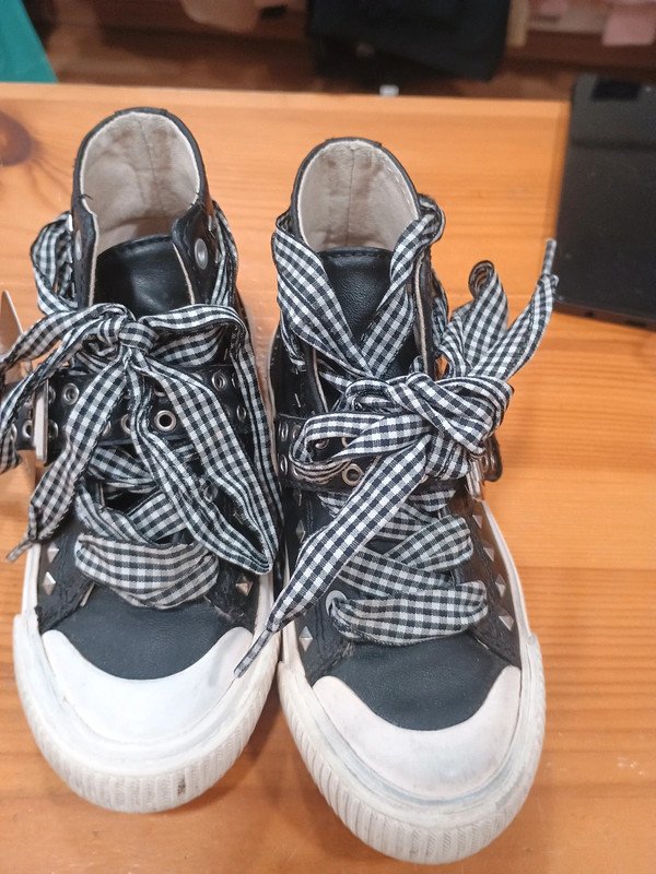 2ad24114-bd19-4173-89c6-3635f65f6e07.jpeg Zapatillas niña Zara Kids negras con tachuelas – talla 27