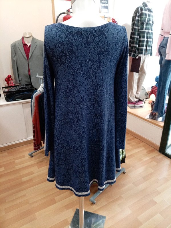2b843858-ab6f-4fd9-98cb-61afe6ce89bb.jpeg Vestido azul marino efecto encaje – corte evasé – marca Poète