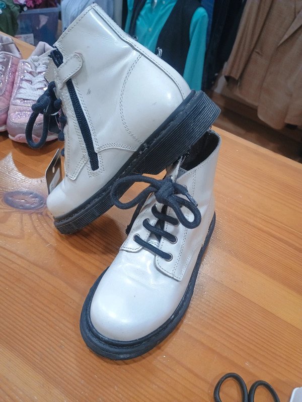 2d411541-c99c-4f89-8a45-4f021644b9e8.jpeg Botas niña estilo militar beige y negro – talla 29