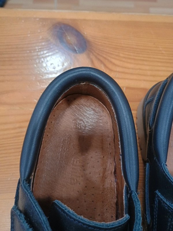 2d4abaef-384e-4f8c-896e-4fb04a0adc19.jpeg Zapatos escolares Nella piel azul marino velcro – talla 35