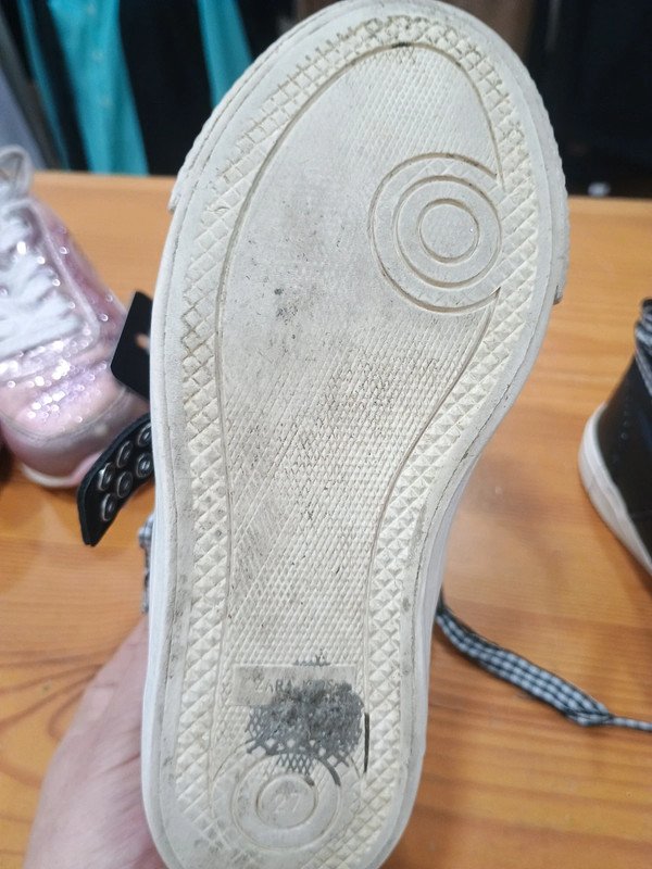 30a8f58d-bdcf-407e-9c52-594d8ec1ba66.jpeg Zapatillas niña Zara Kids negras con tachuelas – talla 27