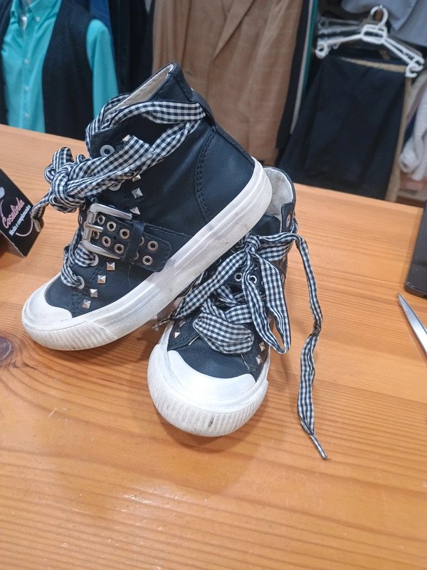 3bd773d2-964c-48f5-9573-c2cfe8ab6a25.jpeg Zapatillas niña Zara Kids negras con tachuelas – talla 27