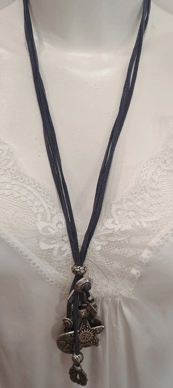 Collar boho con charms luna estrella y símbolo paz estilo hippie