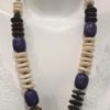 Collar largo estilo boho con cuentas en tonos tierra y morado