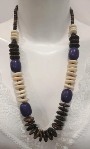 Collar largo estilo boho con cuentas en tonos tierra y morado