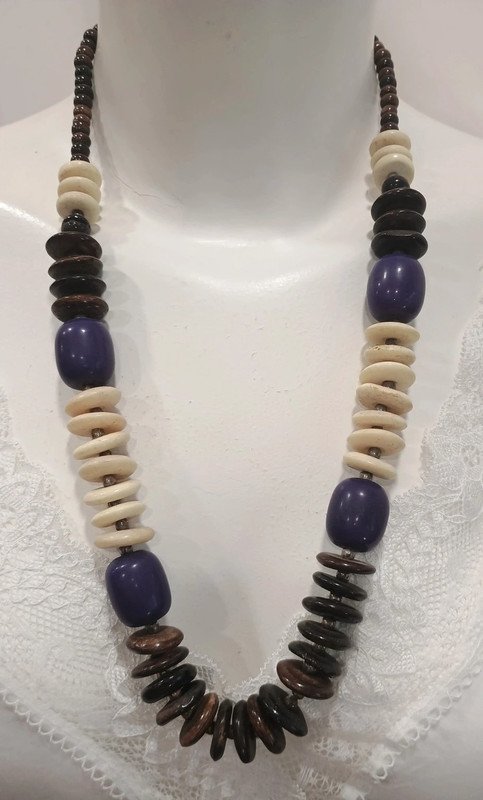 Collar largo estilo boho con cuentas en tonos tierra y morado