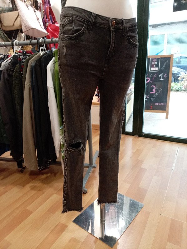 41d7fb3f-0aa5-4c7c-a15c-3d90e64c4c9b.jpeg "Zara" "T38" vaqueros gris oscuro con roto y lateral snake – 5 euros