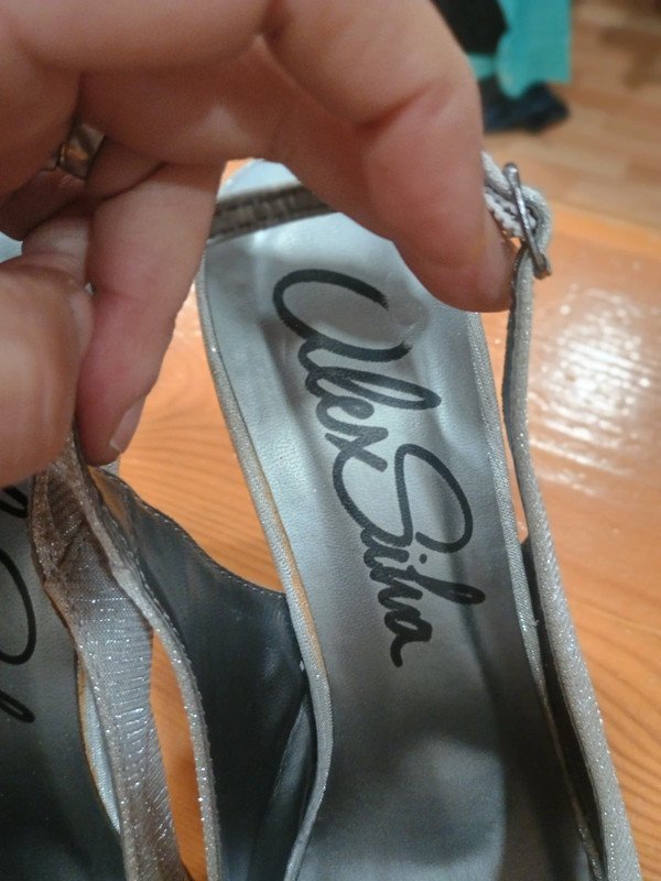 Sandalias de tacón plateadas con lazo Alex Silva – talla 40