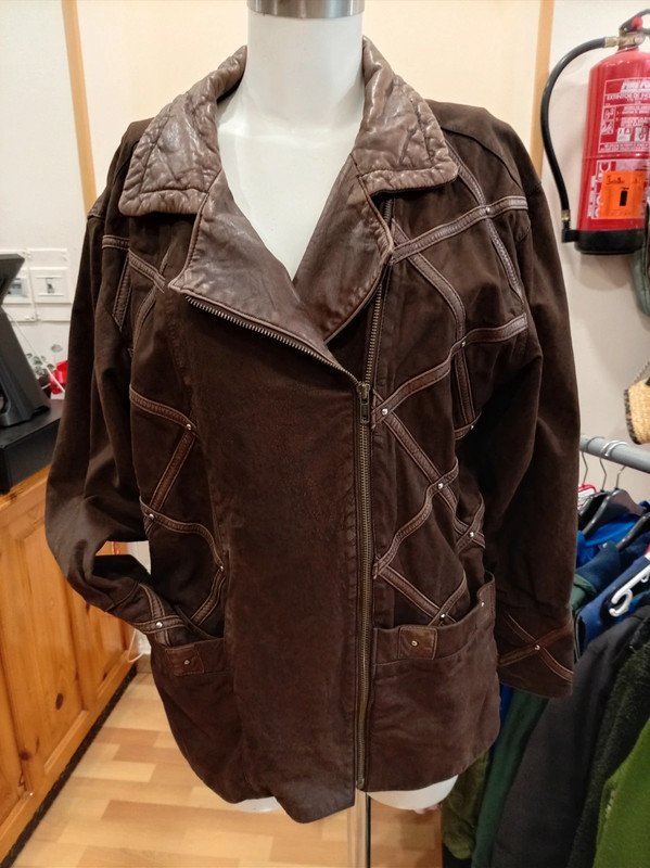 Chaqueta de piel marrón estilo biker con diseño geométrico – Vintage