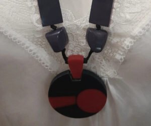 Collar largo geométrico rojo y negro estilo moderno