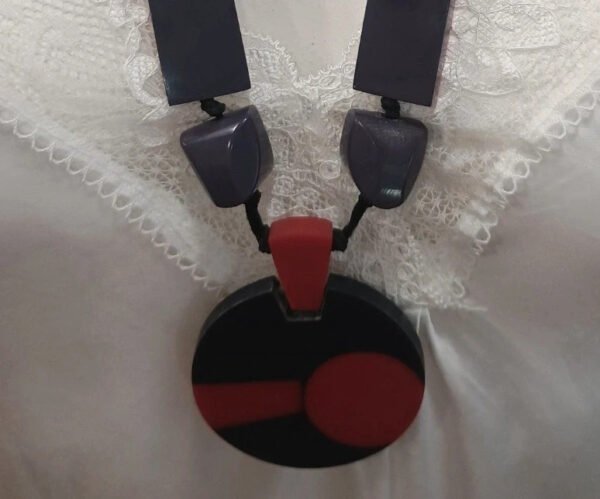 Collar largo geométrico rojo y negro estilo moderno