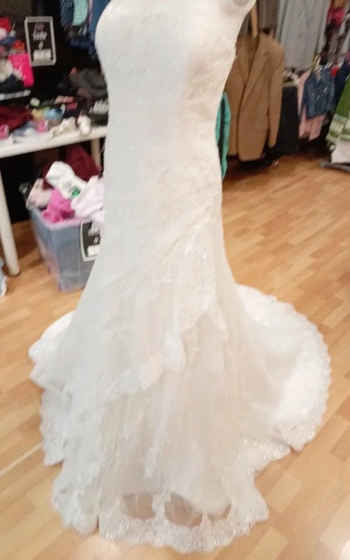 4ebf832a-2439-45bc-81a1-9b900e314c7e.jpeg Vestido de novia sirena LA Sposa encaje y pedrería – talla 46 – impecable