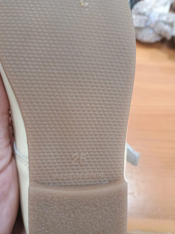 4efc73b1-575a-41e8-94e7-3ea6d12760d8.jpeg Zapatos niña Gulliver beige charol – talla 26 – Made in Spain