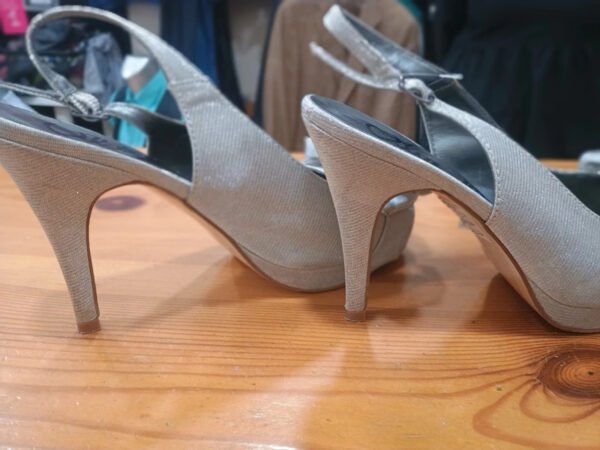 Sandalias de tacón plateadas con lazo Alex Silva – talla 40