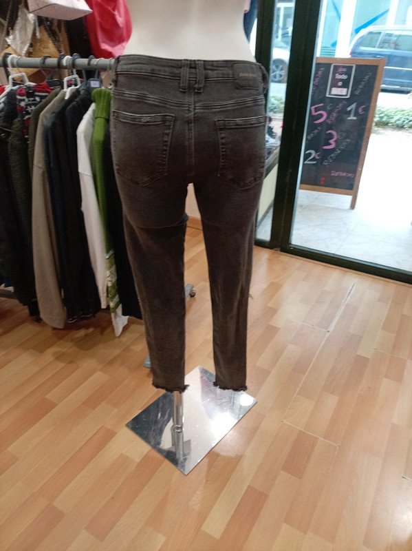 59ef1379-35ee-4f7f-b049-262f8274afd9.jpeg "Zara" "T38" vaqueros gris oscuro con roto y lateral snake – 5 euros