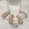Collar boho madera y nacarado tonos neutros estilo natural