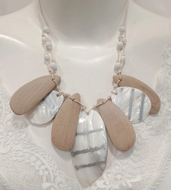 Collar boho madera y nacarado tonos neutros estilo natural