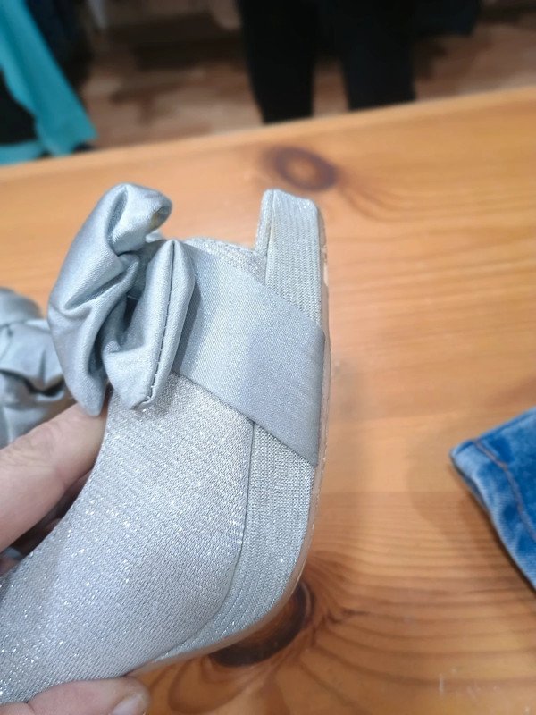 Sandalias de tacón plateadas con lazo Alex Silva – talla 40