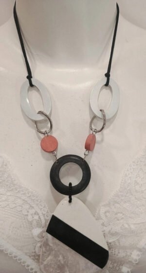 Collar geométrico moderno blanco y negro con colgante grande