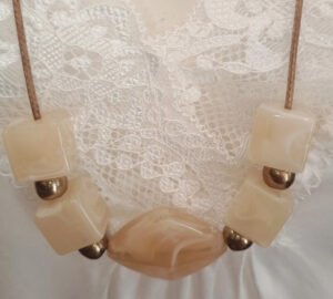 Collar beige efecto nácar y dorado estilo minimal elegante