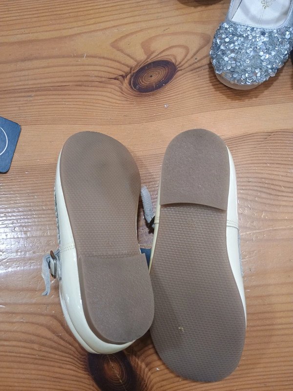 69ea46b4-adb5-489e-a532-fa06854cc822.jpeg Zapatos niña Gulliver beige charol – talla 26 – Made in Spain