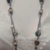 Collar largo con cordón gris y cuentas estilo boho