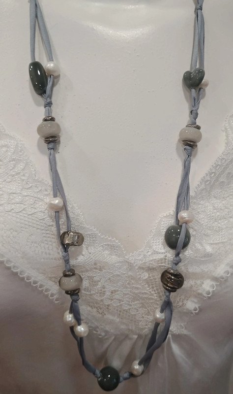 Collar largo con cordón gris y cuentas estilo boho