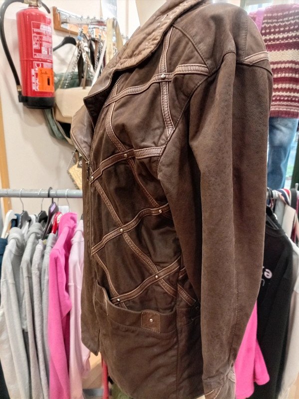 Chaqueta de piel marrón estilo biker con diseño geométrico – Vintage