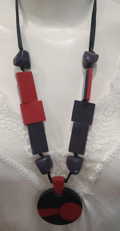 Collar largo geométrico rojo y negro estilo moderno