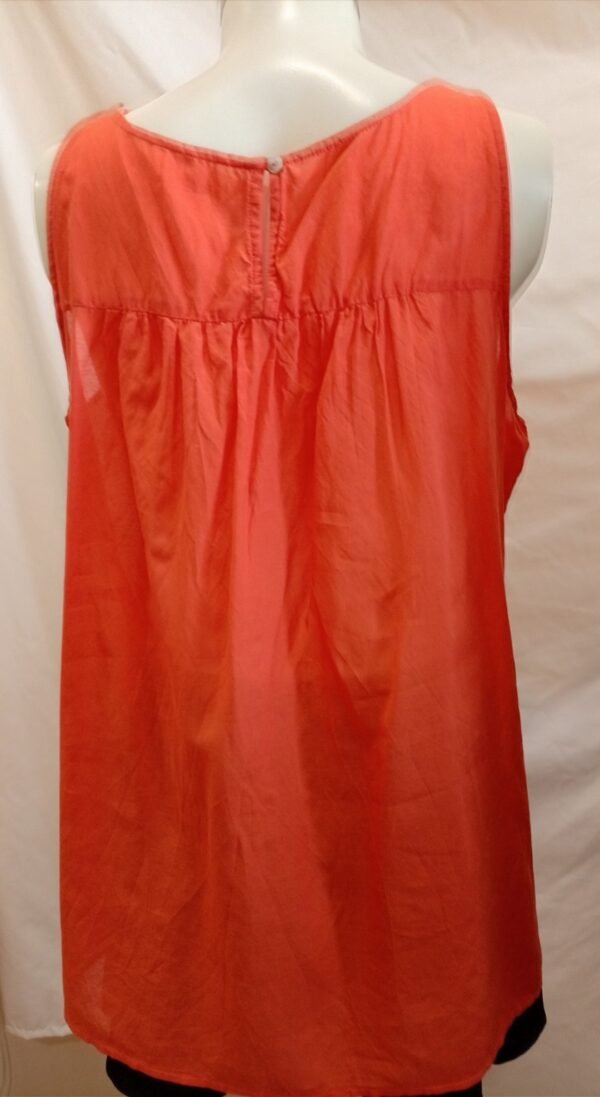 Blusa coral con encaje blanco – ligera y veraniega