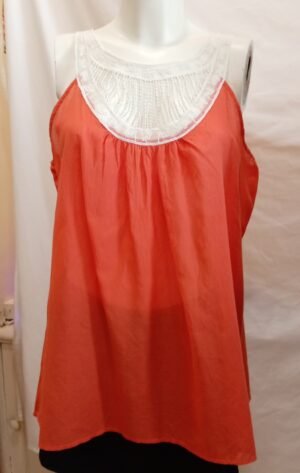 Blusa coral con encaje blanco – ligera y veraniega