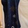 top azul marino manga larga con bordado floral y acabado ondulado talla S