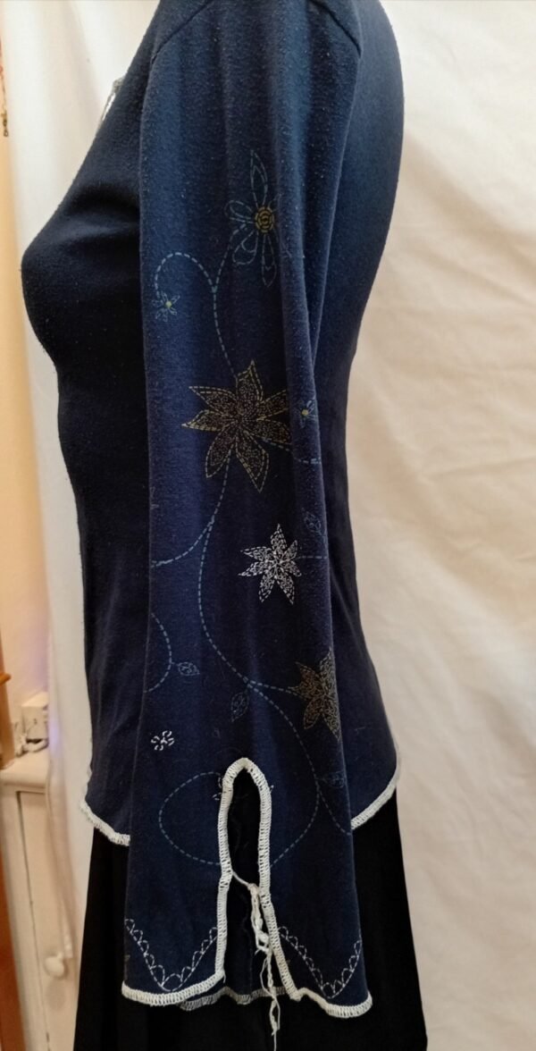 top azul marino manga larga con bordado floral y acabado ondulado talla S