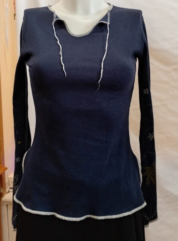 top azul marino manga larga con bordado floral y acabado ondulado talla S
