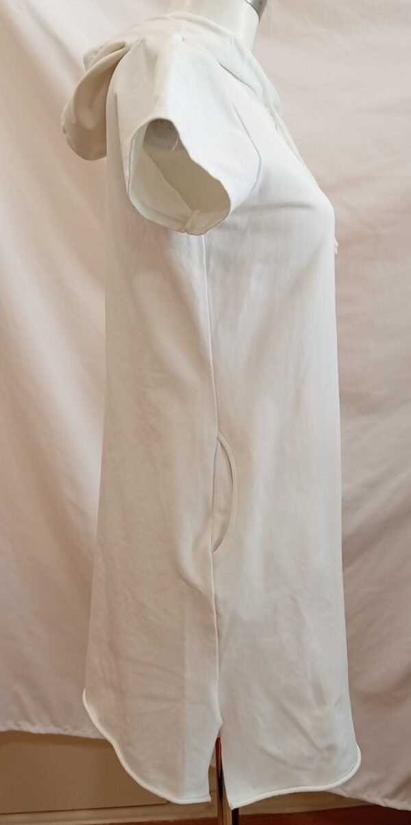 Vestido sudadera blanco con capucha – cómodo y versátil (Talla 42)