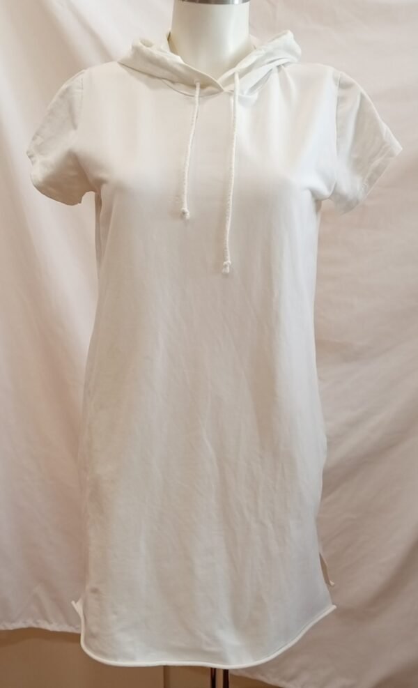Vestido sudadera blanco con capucha – cómodo y versátil (Talla 42)